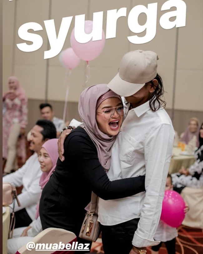 Thanks Abah datang kasih surprise. Menangis gila semalam. Gembira terharu semua ada karena saya kenal abah saya gimana. Kamu pahlawanku di dunia akhirat, tulis Bellaz Foto: Instagram @muabellaz