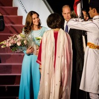 Kate Middleton sendiri memakai shalwar kameez versi modern karya desainer favoritnya, Catherine Walker. Baju yang dirancang khusus untuk Kate itu hadir dalam siluet gaun panjang berpotongan feminin dalam warna biru laut yang bergradasi. Tampak area bahu neckline dihiasi kain tambahan yang menciptakan ilusi seperi selendang. (Foto: Instagram/@theroyalfamily)