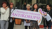 Para anggota Perempuan Indonesia Antikorupsi (PIA) memberi pernyataan pers di gedung KPK, Jakarta Selatan, Selasa (15/10/2019).