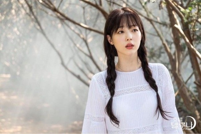 Artis Korea Selatan Sulli yang melakukan bunuh diri pernah membuat heboh saat melakukan live streaming. Sulli tak sengaja memamerkan payudaranya yang tak tertutup bra. Karena kejadian ini dia pun banyak dibully yang menjadi salah satu pemicunya mengakhiri hidup dengan cara tragis. Foto: Dok. Instagram