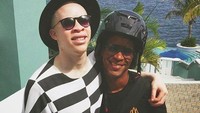 Mengabadikan momen bersama sahabatnya di Hamilton, Bermuda. (Foto: sanele_xaba/Instagram)