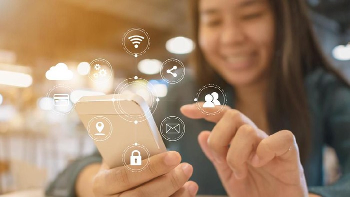 Ilustrasi main gadget yang jika lebih dari 3 jam berisiko merusak kualitas tidur. Foto: iStock Ilustrasi main gadget yang jika lebih dari 3 jam berisiko merusak kualitas tidur. Foto: iStock