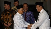Maruf menyalami para pimpinan MPR usai menerima undangan pelantikan di kediamannya Jl Situbondo, Menteng, Jakarta Pusat, Selasa (15/10/2019).