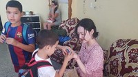 Wajah Sulli mengulas senyum tipis ketika asyik berinteraksi dengan anak Kuba. (Foto: Instagram @jelly_jilli)