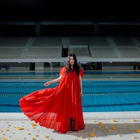 Raisa tampil dengan empat baju berbeda di video klip yang disutradarai oleh Gilbert March. Pada awal video, Raisa terlihat memakai gaun merah panjang. Gaun tersebut merupakan rancangan dari desainer asal Semarang, Jacob William. Foto: Instagram @rayhafidz, Instagram @jacob_wil, Instagram @raisa6690