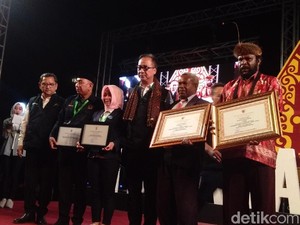 2 Tokoh Papua Terima Penghargaan Pelopor Perdamaian dari Mensos