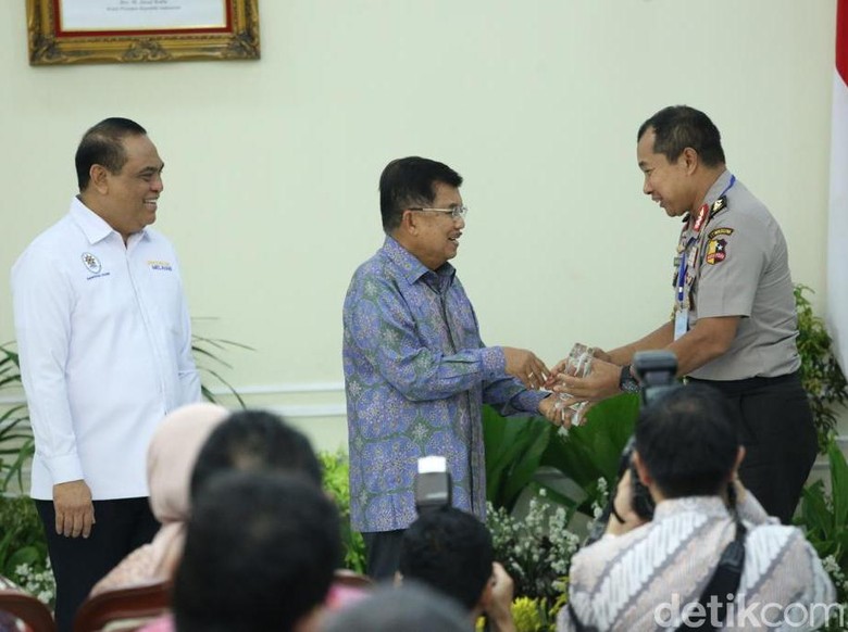 Polresta Sidoarjo Terima Penghargaan Top 45 Inovasi Pelayanan Publik 2019 Polresta Sidoarjo Terima Penghargaan Top 45 Inovasi Pelayanan Publik 2019