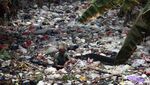 Lautan Sampah Masih Memenuhi Kali Bahagia di Bekasi