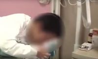 Tega! Guru SD Ini Paksa Muridnya Makan Sampah Sebagai Hukuman