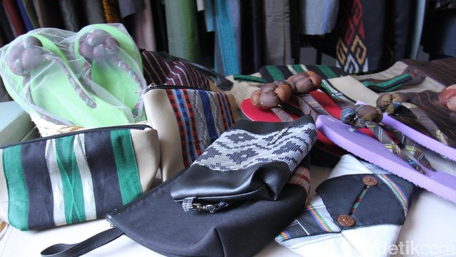 Melawan Serbuan Impor, Sarung Ibun Menjelma Jadi Blazer yang Mendunia