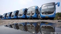 Petugas Trans Jakarta melakukan pengecekan bus Zhongtong di Depo PPD F Klender, Jakarta Timur, Rabu (16/10/2019).