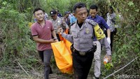 Mayat dalam karung tersebut pertama kali ditemukan oleh seorang warga yang tengah mencari rumput di sekitar lokasi kejadian pada pukul 14.00 WIB.
