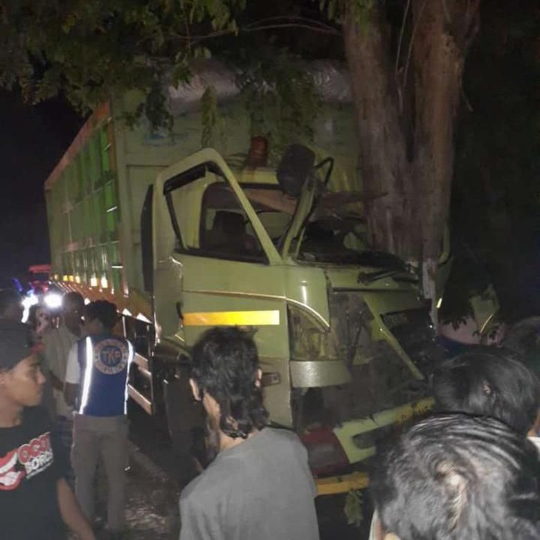Truk Tabrak Pohon di Mojokerto, Sopir dan Kernet Tewas Truk Tabrak Pohon di Mojokerto, Sopir dan Kernet Tewas
