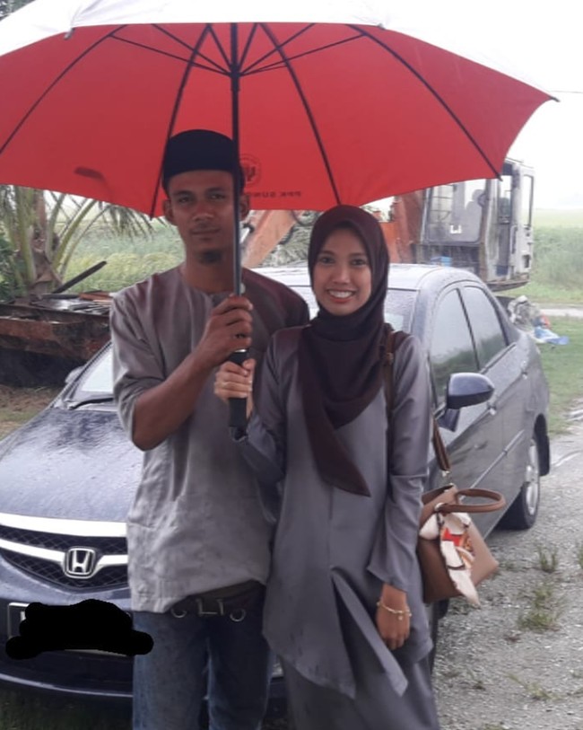 Cinta memang sejatinya tak memandang status semata. Seperti dialami oleh pasangan asal Malaysia yang viral ini. Si wanita adalah seorang guru dengan gelar pendidikan S2, sementara suaminya merupakan seorang sopir truk. Foto: Instagram