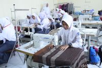 Melawan Serbuan Impor, Sarung Ibun Menjelma Jadi Blazer yang Mendunia