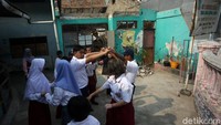 Sejumlah anak-anak nampak bermain di depan Sekolah Luar Biasa (SLB) tipe C Pariwisata Bundaku yang atapnya roboh di Bekasi, Jawa Barat, Rabu (16/10/2019).