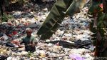 Lautan Sampah Masih Memenuhi Kali Bahagia di Bekasi