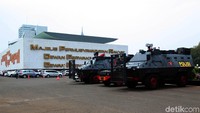 Menjelang pelantikan Presiden dan Wakil Presiden terpilih pada Minggu (20/10/2019) mendatang, sejumlah area mendapat pengamanan yang cukup ketat, salah satunya adalah gedung DPR RI.