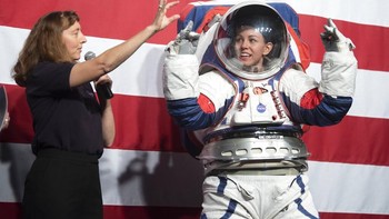 Satu hal tidak berubah, kostum ini dilengkapi semacam popok untuk kebutuhan alami para astronaut. Foto: AP