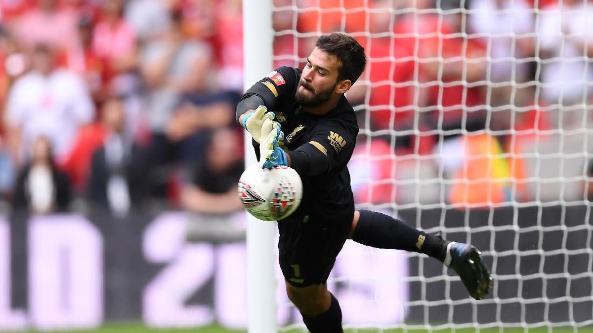 Sudah berlatih, Alisson bakal main lawan Manchester United akhir pekan ini? (Laurence Griffiths/Getty Images)