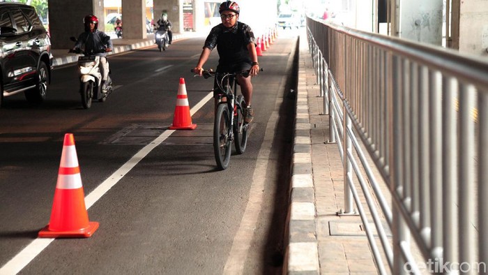 Pemprov DKI Jakarta menyediakan tempat parkir sepeda di stasiun-stasiun MRT Jakarta, salah satunya di Blok M.