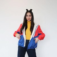 Wanita yang berperawakan blasteran karena sang ayah dari Amerika itu tak ragu untuk tampil tabrak warna. Seperti gayanya kali ini yang tampil dengan turtleneck kuning dengan jaket biru-merah.  Foto: Instagram @stephaniepoetri