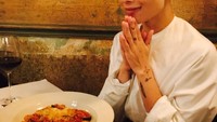 Sluuurp! Segelas soda tengah asyik dinikmati Zoe. Tak tanggung-tanggung, ia memesan gelas ukuran jumbo. Pose santainya dijepret dengan gaya rambut terurai.  Foto: instagram Zoe Kravitz