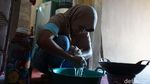 Keren! Pembuatan Minyak Kelapa Curi Perhatian Turis Asing