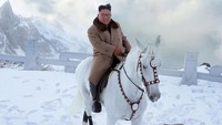 Gunung Paektu juga jadi saksi bisu akan perang gerilya Korea melawan Jepang. Konon hutan lebat di sekitar gunung jadi pangkalan untuk perlawanan bersenjata bagi gerilyawan komunis selama Perang Korea. (Korean Central News Agency/Korea News Service via AP)