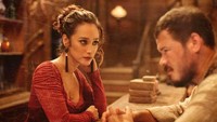 Alexandra Gottardo berperan sebagai Harsha, pegawai di bar milik Jambu (Zack Lee). Dok. HBO