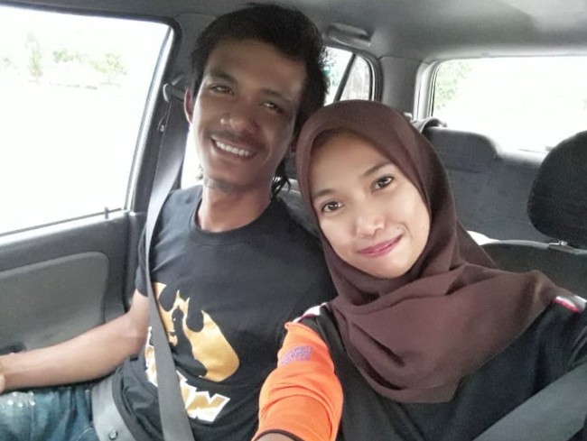 Belum lama ini seorang pengguna Twitter @AzuraOrkid jadi viral setelah berbagi kisah cintanya yang dinikahi oleh sopir truk. Azura adalah guru dengan pendidikan terakhir master, sementara sang suami lulusan SMA. Foto: Instagram