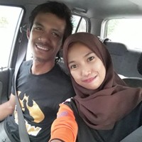 Belum lama ini seorang pengguna Twitter @AzuraOrkid jadi viral setelah berbagi kisah cintanya yang dinikahi oleh sopir truk. Azura adalah guru dengan pendidikan terakhir master, sementara sang suami lulusan SMA. Foto: Instagram