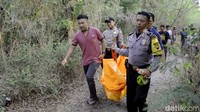 Polisi mengevakuasi mayat perempuan tanpa identitas tersebut.