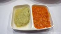 Di suapan pertama, yang paling terasa adalah  daging ayam yang  gurih manis dengan saus ayam ini di bawahnya. Rasa sausnya gurih namun tidak terlalu kuat. Potongan fillet ayam  memudahkan menyantapnya. Foto: dok. detikFood