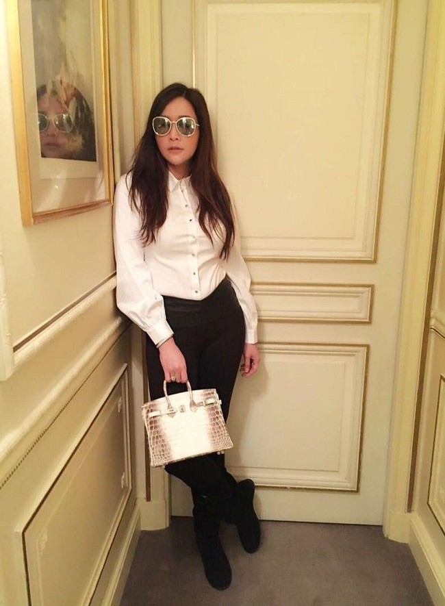 Maia Estianty termasuk salah satu selebriti Indonesia yang memiliki koleksi tas Hermes. Dan dia pun memiliki tas Hermes Birkin Himalayan Crocodile seharga Rp 2 miliar yang tampak dipakainya saat liburan ke luar negeri di foto ini.Foto: Instagram