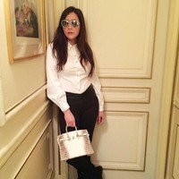 Maia Estianty termasuk salah satu selebriti Indonesia yang memiliki koleksi tas Hermes. Dan dia pun memiliki tas Hermes Birkin Himalayan Crocodile seharga Rp 2 miliar yang tampak dipakainya saat liburan ke luar negeri di foto ini.Foto: Instagram