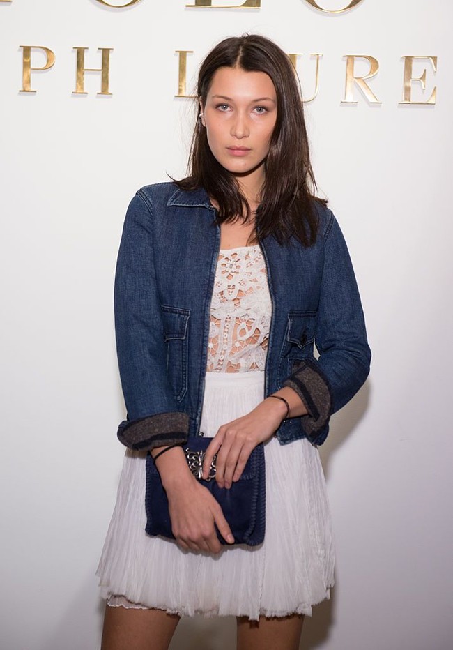 Bella Hadid meraih popularitas saat bergabung dengan agensi IMG Models pada 2014. Saat itu usianya 18 tahun. Setahun kemudian dia sudah melenggang di pekan mode bergengsi. Foto: Monica Schipper/Getty Images