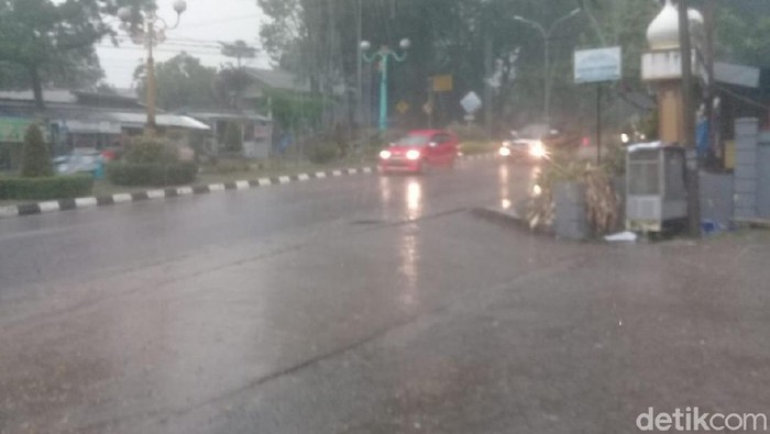 Hujan Buatan Guyur Jambi Sore Ini, Kabut Asap Tak Hilang