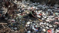 Sampah kembali memenuhi kawasan Kali Bahagia yang berada di Kabupaten Bekasi, Jawa Barat, Rabu (16/10/2019).