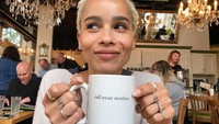 Profesinya sebagai model juga membuat Zoe punya banyak pose nyentrik. Salah satunya ketika ia berpose dengan semangka. Seksi tapi tetap mengandung unsur seni. Tampaknya Zoe juga suka semangka ya. Foto: instagram Zoe Kravitz