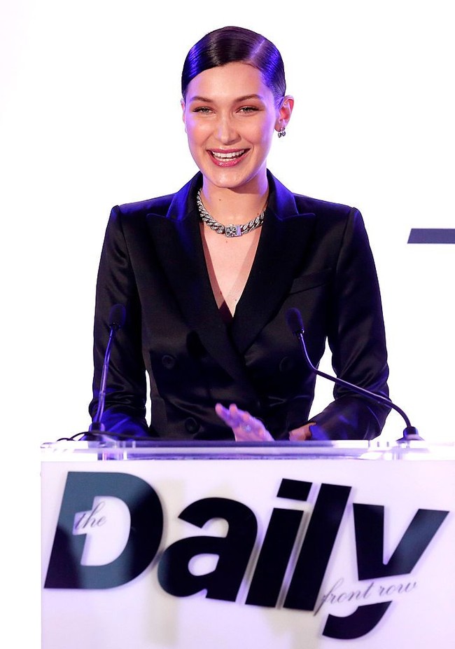 Hanya dua tahun berselang setelah bergabung dengan agensi model profesional, Bella Hadid mendapatkan penghargaan Model of the Year. Seperti inilah penampilan Bella saat menerima penghargaan tersebut di sela-sela ajang Fashion Los Angeles Awards 2016. Foto: Monica Schipper/Getty Images