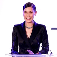 Hanya dua tahun berselang setelah bergabung dengan agensi model profesional, Bella Hadid mendapatkan penghargaan Model of the Year. Seperti inilah penampilan Bella saat menerima penghargaan tersebut di sela-sela ajang Fashion Los Angeles Awards 2016. Foto: Monica Schipper/Getty Images
