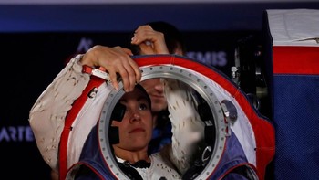 Tas tersebut sebagai sumber daya kostum, tempat oksigen, menghilangkan bau dan gas beracun serta kelembapan yang terjadi di dalam. Dapat pula mengatur temperatur, memonitor performa dan mengeluarkan peringatan. Foto: Reuters