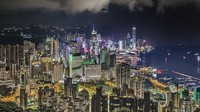 Tamas juga hobi fotografi. Dia gemar mengabadikan lanskap gedung pencakar langit Hong Kong yang berwarna-warni karena gemerlap lampu. (Tamas Rizsavi/Facebook)