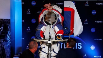 Misalnya, ternyata ada risiko terpapar debu Bulan yang bentuknya seperti pecahan kaca kecil. Maka kostum baru ini didesain untuk melindungi astronot dari paparannya. Foto: Reuters