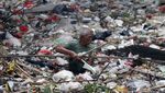 Lautan Sampah Masih Memenuhi Kali Bahagia di Bekasi