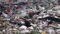 Seorang warga membersihkan sampah kali bahagia di lingkungan Perumahan Pondok Ungu Permai Sektor V, Kabupaten Bekasi, Jawa Barat, Rabu (16/10/2019).