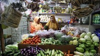 Para pedagang yang mulai menempati kios-kios di bawah Rusunawa Pasar Rumput itu pun menjajakan beragam produk, salah satunya adalah sayur-mayur dan kebutuhan pokok sehari-hari.