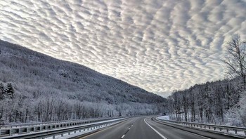 Fenomena alam yang sangat cantik awan-awan yang terlihat begitu dekat terletak di pegunungan Berkshire. (Foto: Boredpanda)