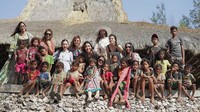 Foto kebersamaan Wulan dengan anak-anak di Sumba. (wulanguritno/Instagram)